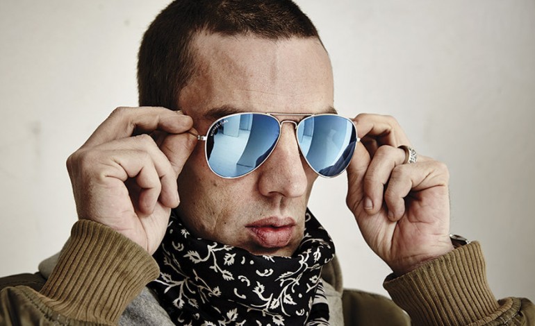 Richard Ashcroft approaches Noel and Liam Gallagher with the aim to write a musical