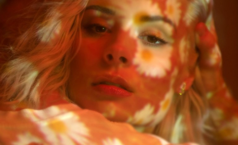 Nina Nesbitt Shares a Video For Her New Single ‘Summer Fling’