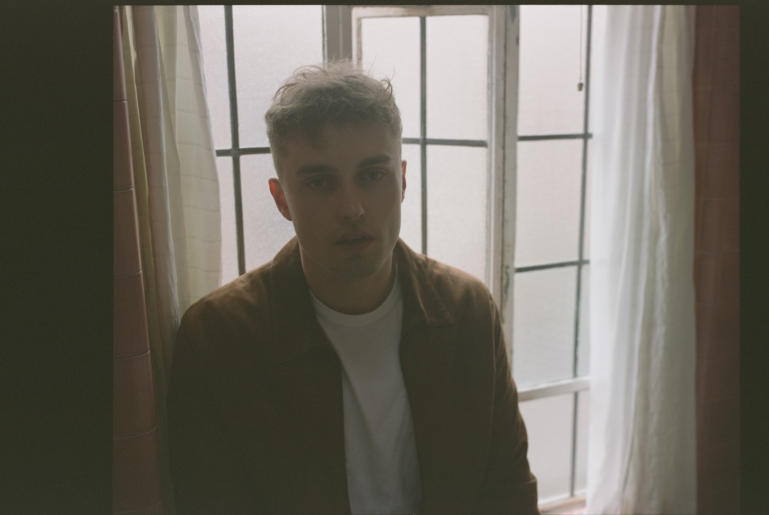 Sam Fender and Olivia Dean's 'Rein Me In' Sets Record for Longest Running Number 1 Single in the U.K.