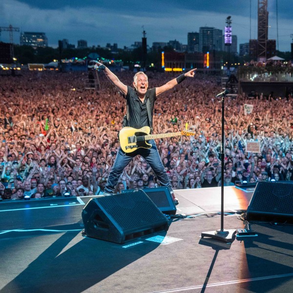 Bruce_Springsteen_and_The_E_Street_Band_at_BST_Hyde_Park__London__UK_3_(Rob_DeMartin)-min