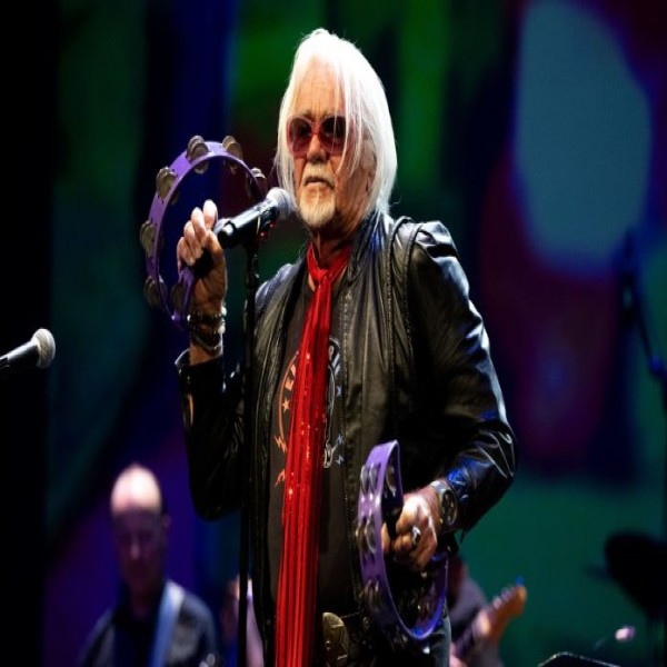 live-james-lowe-696x442